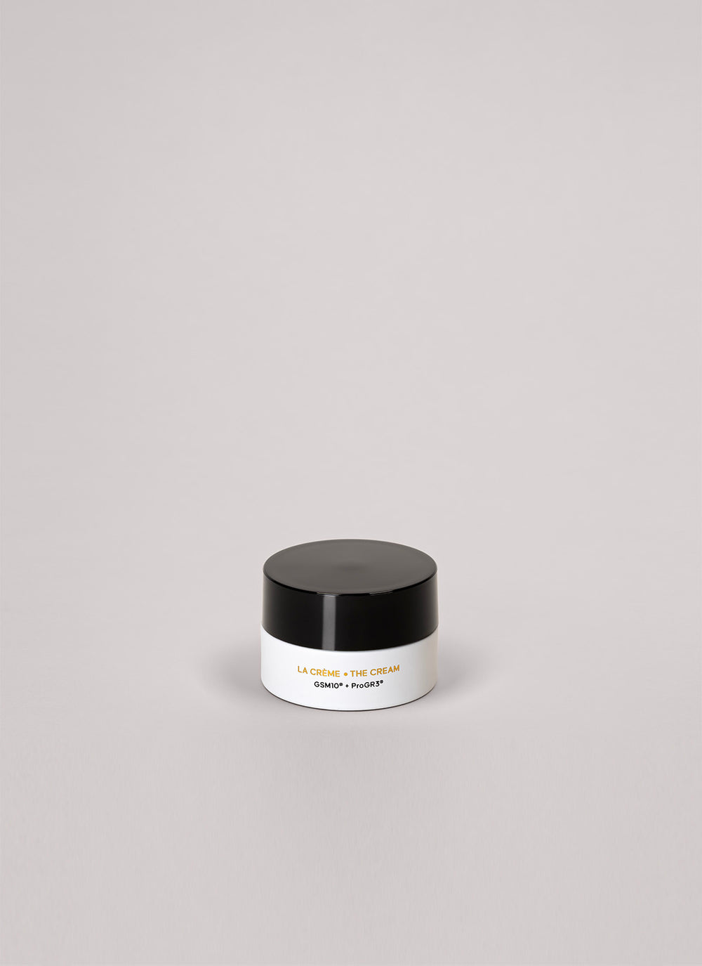 Petit pot noir et blanc sur fond gris clair