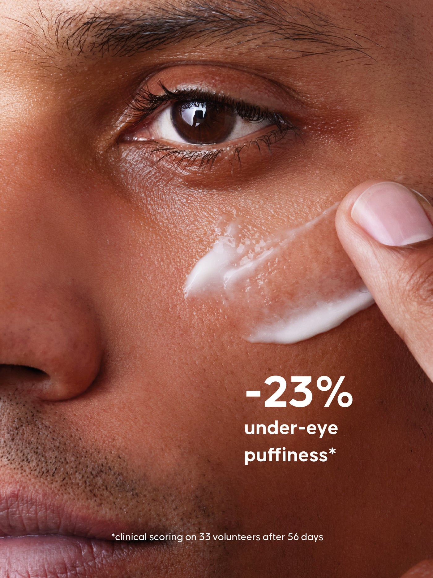 Gros plan d'une personne appliquant une crème sur sa joue, avec un texte indiquant -23% de poches sous les yeux.